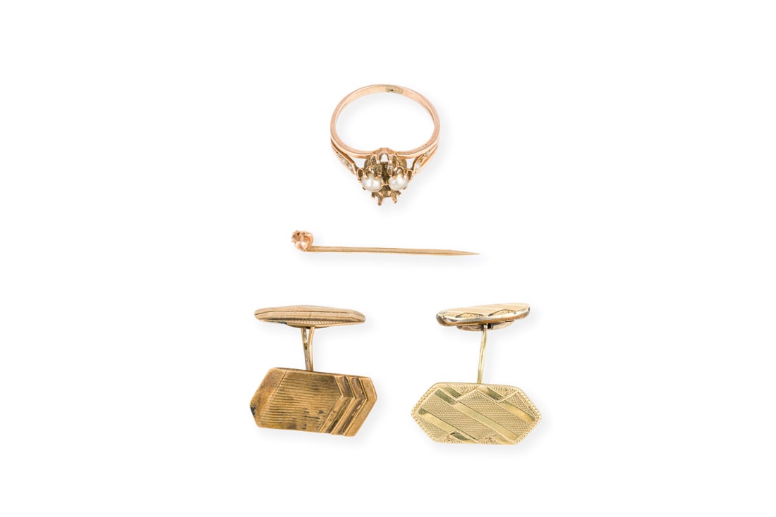 3-TEILIGES SCHMUCK KONVOLUT: 3-TEILIGES SCHMUCK KONVOLUT GG 333 (getestet). Ges.-Gew.: ca. 7,7 g. 1 x Perlen-Ring, (Ringmass: ca. 51). 1 x Paar Manschettenknoepfe. 1 x Nadel. Perlen fehlen. Best.