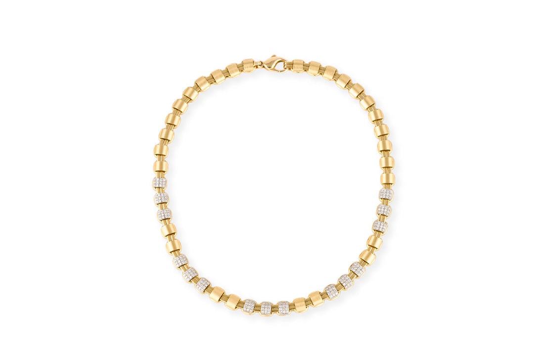 MASSIVES MATTIERTES BRILLANT COLLIER: MASSIVES MATTIERTES BRILLANT COLLIER GG 750. L.: ca. 41,0 cm. Ges.-Gew.: ca. 53,5 g. Collier aus mattierten und polierten Elementen, besetzt mit Brillanten in PavE zus. ca. 1.80 ct. Karabinerverschlus