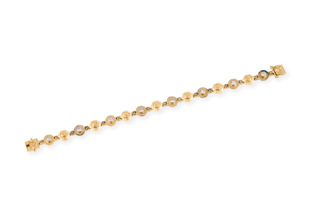 RUNDES BRILLANT ARMBAND: RUNDES BRILLANT ARMBAND GG 750. L.: ca. 19,0 cm. B.: ca. 8,3 mm. Ges.-Gew.: ca. 23,6 g. Armband mit runden Elementen, besetz mit Brillanten zus. ca. 0.96 ct. H/SI. Kastenschloss mit Sicherheitsacht.