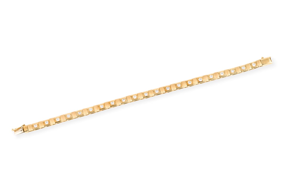 BRILLANT ARMBAND: BRILLANT ARMBAND GG 750. L.: ca. 19,0 cm. B.: ca. 5,2 mm. Ges.-Gew.: ca. 22,2 g. Armband, mit mattierten und polierten Elementen im Wechsel, besetzt mit Brillanten zus. ca. 2.10 ct. G-H/VVS-SI.