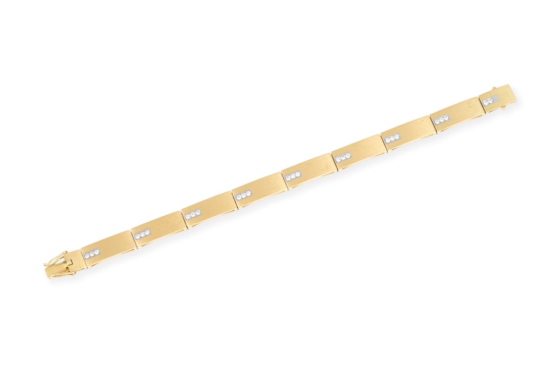 MATTIERTES BRILLANT ARMBAND: MATTIERTES BRILLANT ARMBAND GG 750. Masse: L.: 17,5 cm. B.: ca. 7,8 mm. Ges.-Gew.: ca. 26,5 g. Armband aus flachen und mattierten Elementen, besetzt mit Brillanten zus. ca. 0.39 ct. G-H/VVS-P.