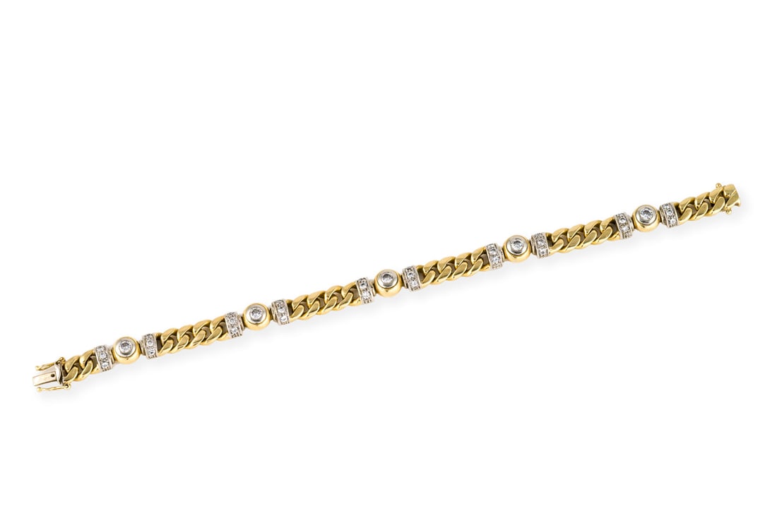 BRILLANT PANZER ARMBAND: BRILLANT PANZER ARMBAND GG 750. L.: ca. 18,5 cm. B.: ca. 7,5 mm. Ges.-Gew.: ca. 39,3 g. Panzerarmband, besetzt mit Brillanten zus. ca. 1.10 ct. H/VS. Kastenschloss mit doppelter Sicherheitsacht.