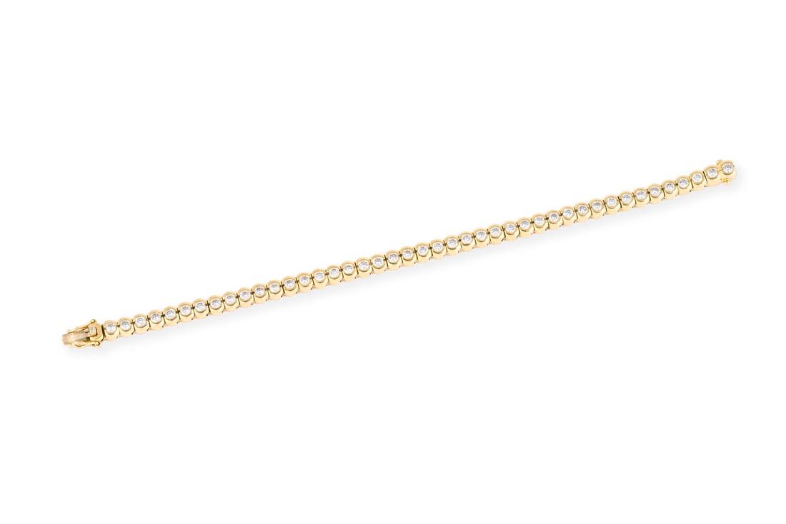 TENNIS ARMBAND: TENNIS ARMBAND GG 750. L.: ca. 18,5 cm. B.: ca. 5,4 mm. Ges.-Gew.: ca. 34,8 g. Tennisarmband, besetzt mit 43 Brillanten zus. ca. 4.65 ct. IF/TW. Kastenschloss mit doppelter Sicherheitsacht.