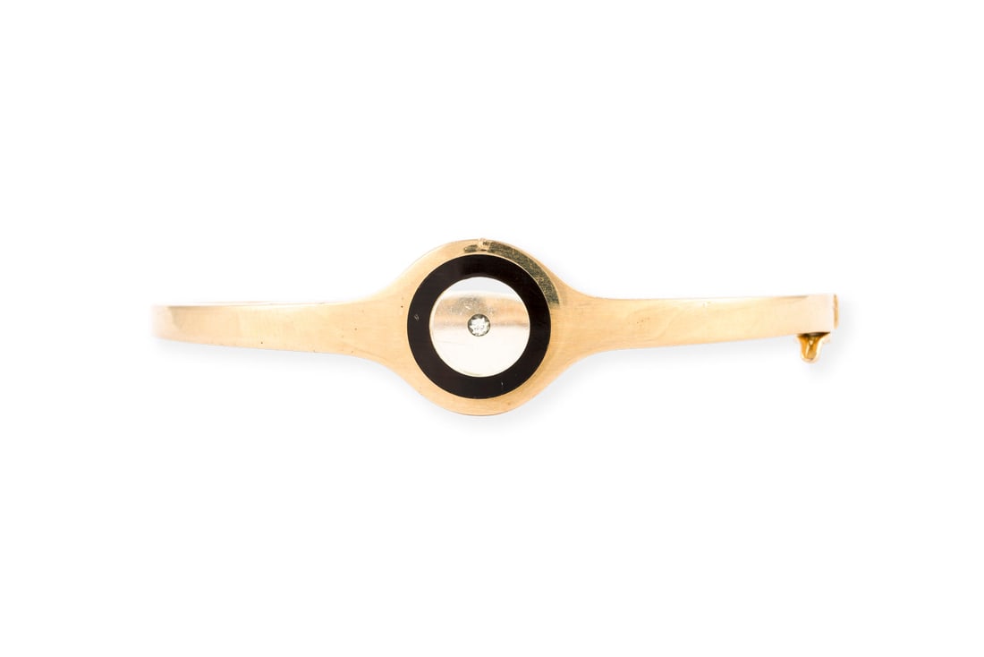 DESIGN ARMREIF: DESIGN ARMREIF GG 750 (getestet). D.(innen): ca. 58,0 mm. B.: ca. 16,3 mm. Ges.-Gew.: ca. 20,7 g. Armreif, besetzt mit einem schwebenden Brillanten zwischen Glas mit schwarzer Umrandung.