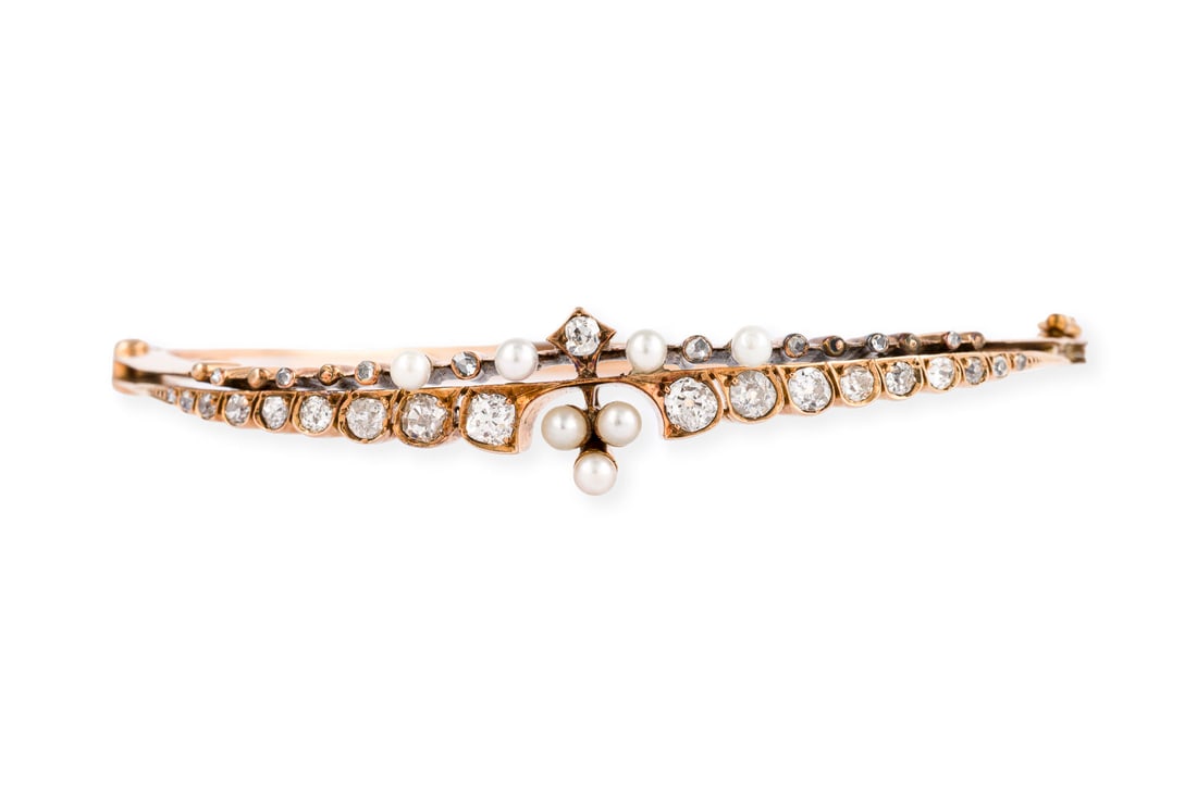 PERLEN DIAMANT ARMREIF: PERLEN DIAMANT ARMREIF RG 585 (getestet). D.(innen): ca. 60,0 mm. Ges.-Gew.: ca. 18,0 g. Armband, besetzt mit kleinen Perlen und Diamanten im Alt- und Rosenschliff zus. ca. 1.00 ct. Steckverschluss mi