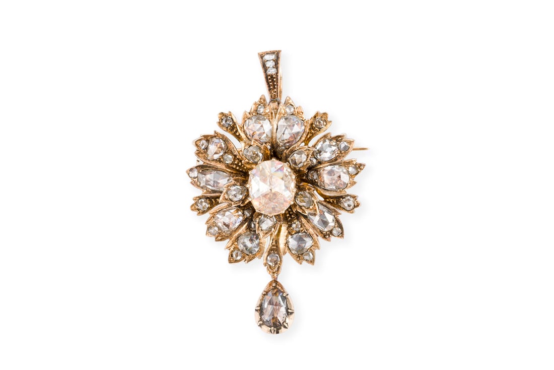 ATEMBERAUBENDE ROSENDIAMANTEN BROSCHE: ATEMBERAUBENDE ROSENDIAMANTEN BROSCHE GG 750 (getestet). Masse: ca. 56,0 x 31,7 mm. Ges.-Gew.: ca. 18,8 g. Grosse, florale Brosche, ueppig besetzt mit Rosendiamanten zus. ca. 5.00-6.00 ct. Mittelstein
