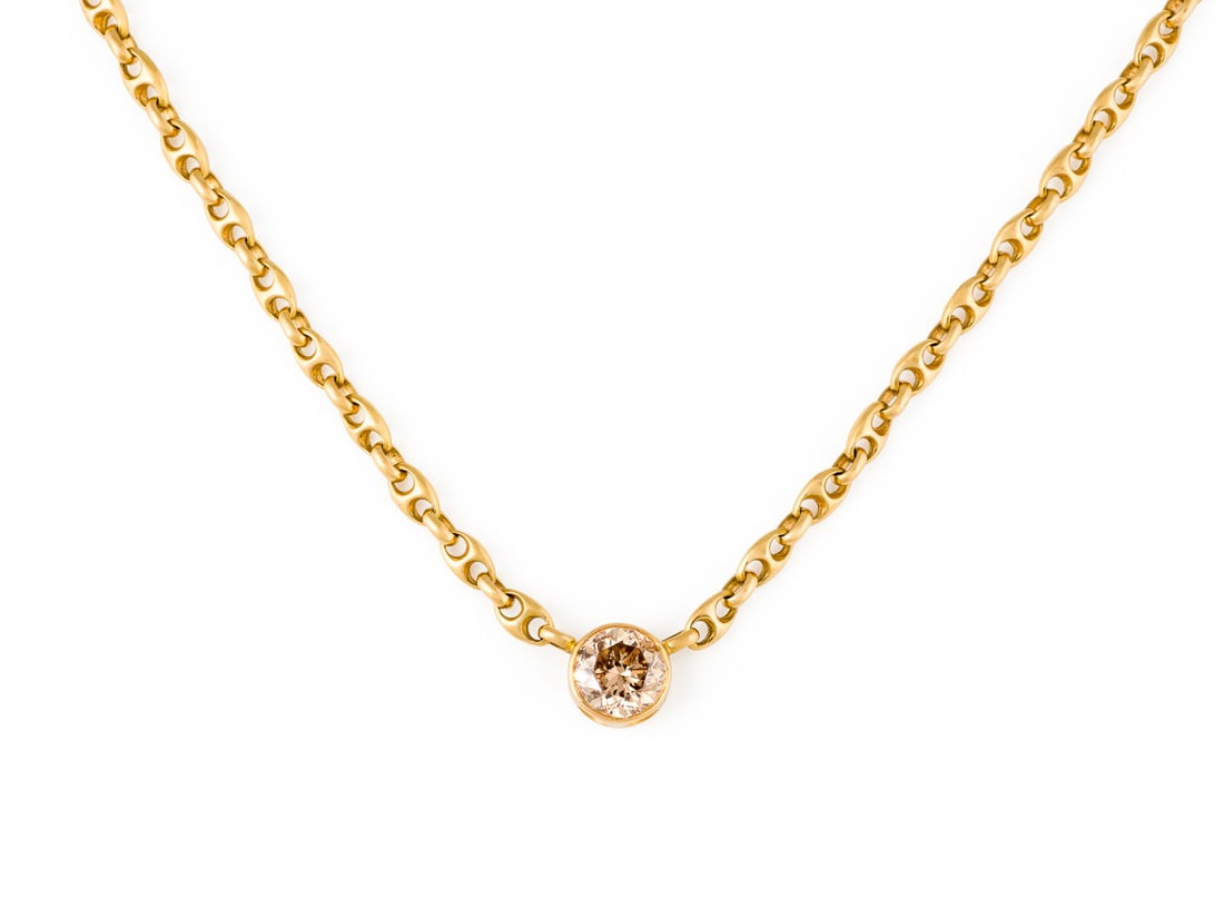 SOLITAER CHAMPANGER DIAMANT COLLIER: SOLITAER CHAMPANGER DIAMANT COLLIER GG 750. L.(Collier): ca. 42,0 cm. Ges.-Gew.: ca. 17,3 g. Collier, besetzt mit einem zentralen Diamanten im Altschliff von mind. 1.50 ct. in Champagnerfarbe (P). Kar