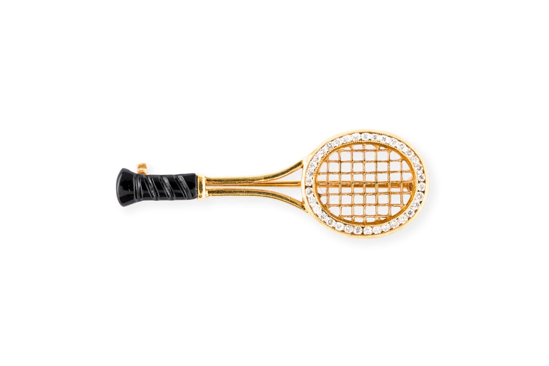 TENNISSCHLAEGER BROSCHE: TENNISSCHLAEGER BROSCHE GG 750. Masse: ca. 36,6 x 12,8 mm. Ges.-Gew.: ca. 3,5 g. Brosche in Form eines Tennisschlaegers, besetzt mit Diamanten zus. ca. 0.035 ct.