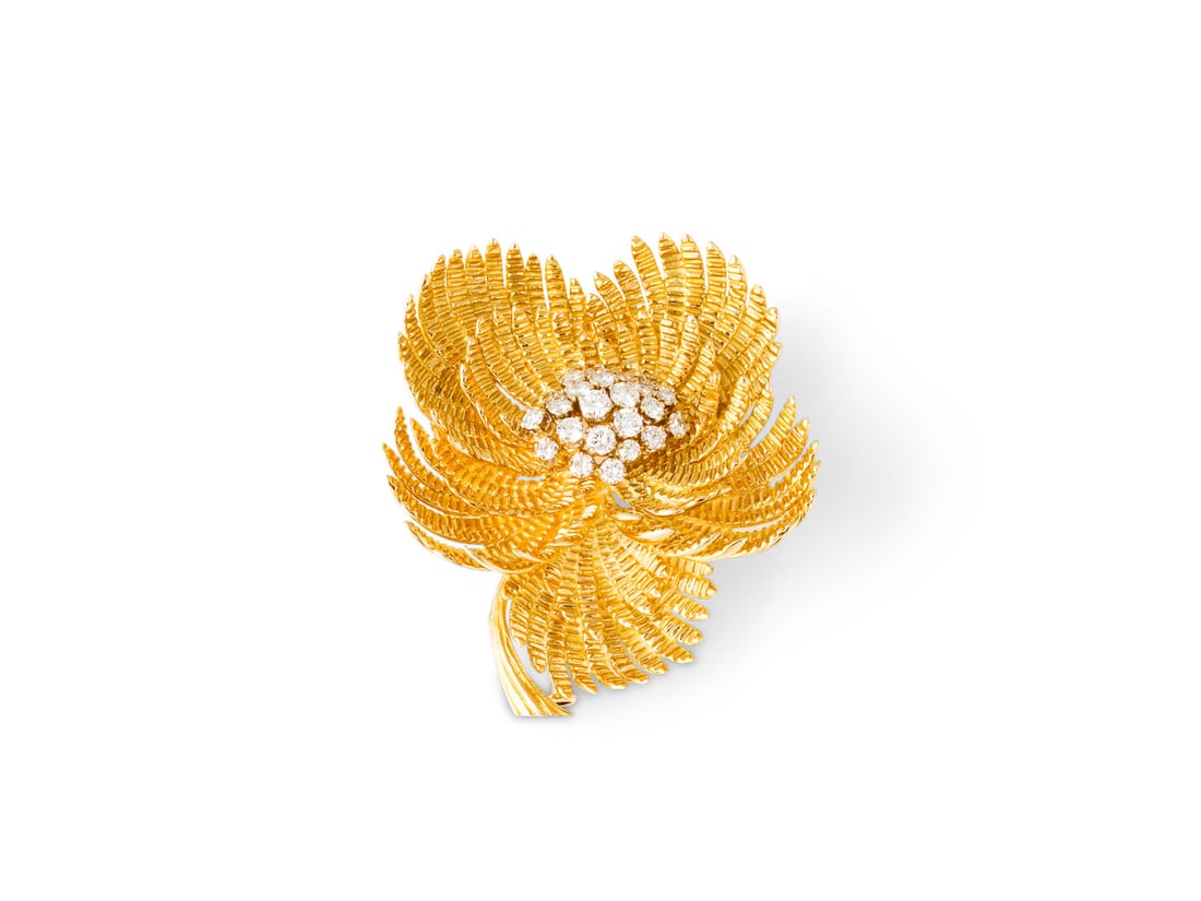 BLUETEN DIAMANT BROSCHE: BLUETEN DIAMANT BROSCHE GG 750. Masse: ca. 47,1 mm x 41,4 mm. Ges.-Gew.: ca. 28,3 g. Bluetenbrosche, besetzt mit Brillanten zus. ca. 1.00 ct. G-I/VS-SI.