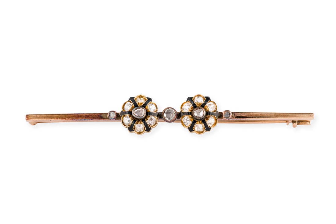 FLORALE STABBROSCHE: FLORALE STABBROSCHE RG 585 (getestet). Masse: ca. 78,8 x 11,0 mm. Ges.-Gew.: ca. 9,3 g. Stabbrosche, besetzt mit Rosendiamanten zus. ca. 0.50 ct. und schwarzer Emaille. Emaille min best.