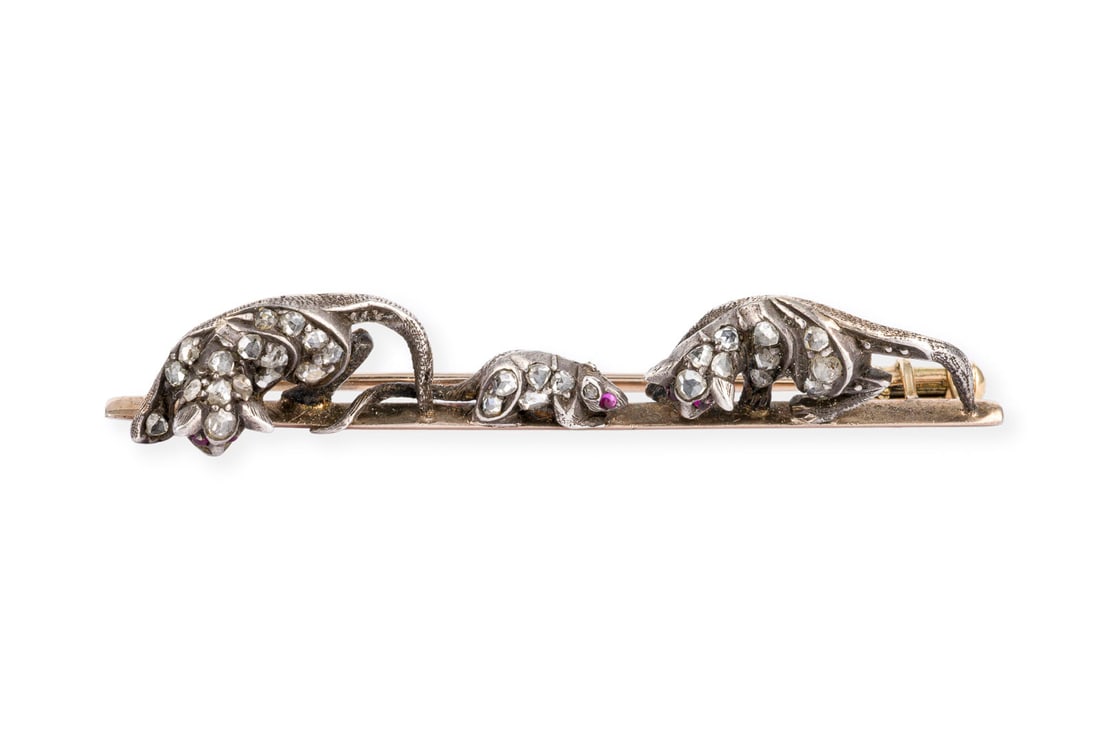 TIER BROSCHE 19. JH.: TIER BROSCHE 19. JH. AG/GG 333 (getestet). Masse: L.: ca. 52,5 mm. Ges.-Gew.: ca. 7,0 g. Stabbrosche mit Tiermotiven, besetzt mit kleinen Rubinen als Augen, sowie Rosendiamanten zus. ca. 0.40 ct. Inkl