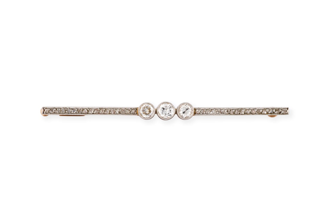 ART DECO STABBROSCHE: ART DECO STABBROSCHE PT/GG 585 (getestet). Masse: ca. 56,0 x 4,3 mm. Ges.-Gew.: ca. 3,8 g. Stabbrosche, besetzt mit 3 zentralen Diamanten im Altschliff zus. ca. 0.45 ct. G-H/VS-SI, sowie weitere