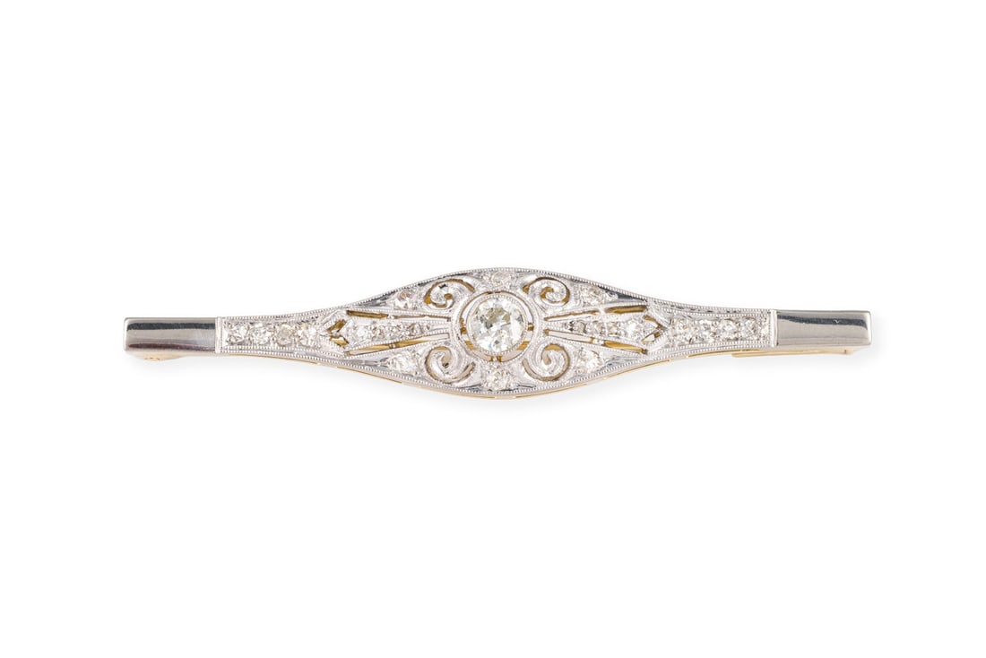 ART DECO STABBROSCHE: ART DECO STABBROSCHE PT/GG 585. Masse: ca. 60,8 x 10,5 mm. Ges.-Gew.: ca. 8,0 g. Brosche, besetzt mit Diamanten im Alt-, Rosen-, und 8/8-Schliff zus. ca. 0.55 ct. G-H/VVS-P.
