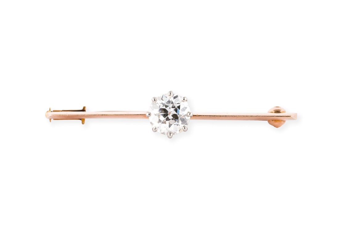 DIAMANT STABBROSCHE: DIAMANT STABBROSCHE WG 585. L.: ca. 40,0 mm. Ges.-Gew.: ca. 2,9 g. Stabbrosche, besetzt mit einem Diamanten im Altschliff (Old European Cut) von ca. 1.04 ct. J/SI.