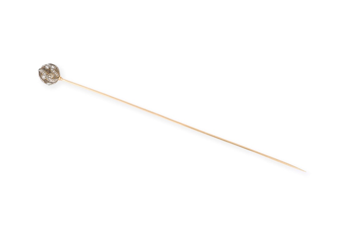 LANGE HUTNADEL: LANGE HUTNADEL AG/GG 585. L.: ca. 19,0 cm. D.(Kugel): ca. 14,0 mm. Ges.-Gew.: ca. 9,0 g. Lange Hutnadel. Inkl. antiker Box.