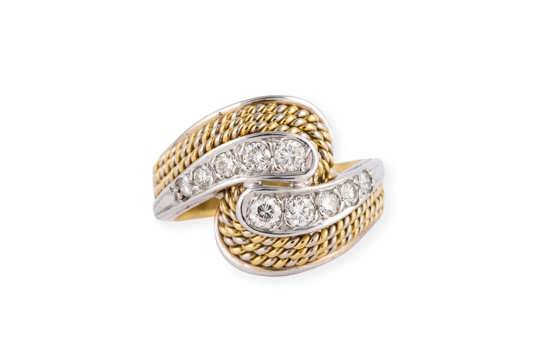 BICOLOR KORDEL RING: BICOLOR KORDEL RING WG/GG 750. Ringmass: ca. 53. Ringbreite: ca. 15,5 mm. Ges.-Gew.: ca. 6,4 g. Ring mit Kordelfoermigen Elementen, besetzt mit Brillanten zus. ca. 0.40 ct. F-G/VVS-SI.