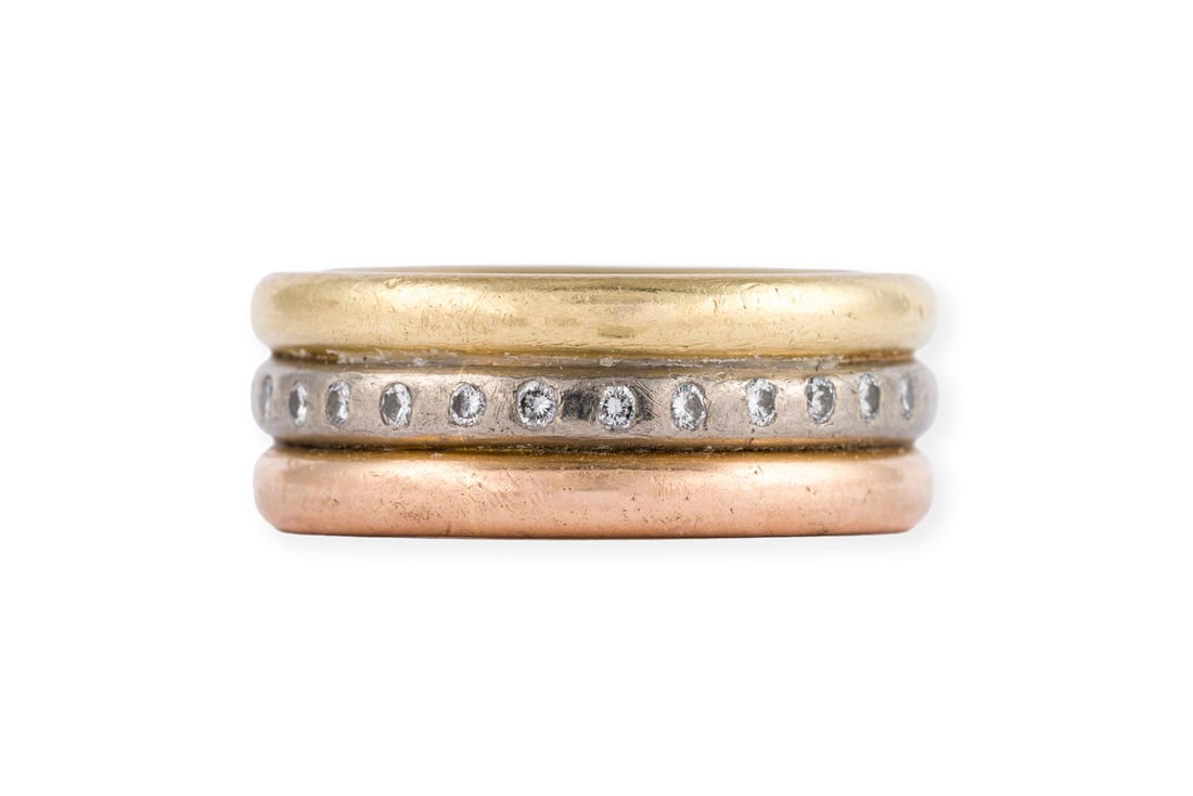 TRICOLOR BANDRING: TRICOLOR BANDRING RG/GG/WG 750. Ringmass: ca. 56. Ringbreite: ca. 8,7 mm. Ges.-Gew.: ca. 18,6 g. Tricolor Bandring und halbseitiger Brillantbesatz zus. ca. 0.12 ct.