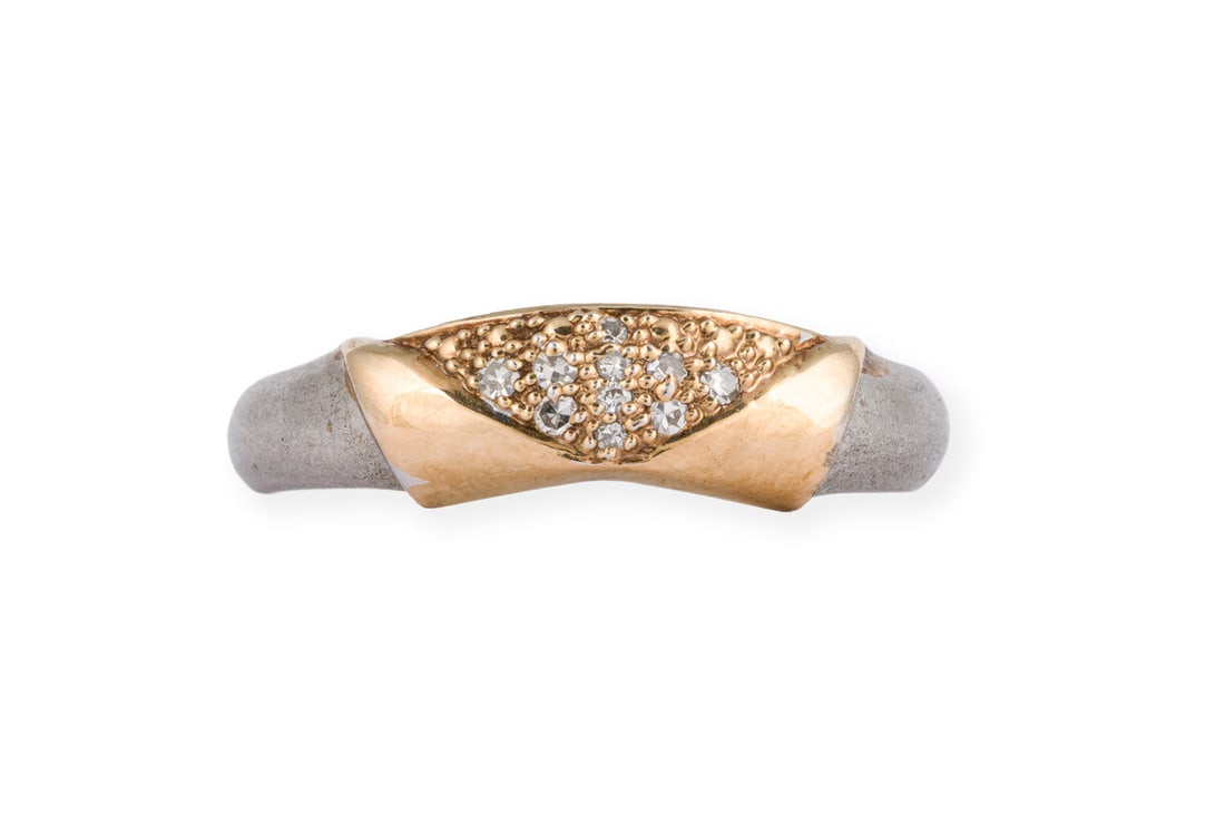 SCHLICHTER BICOLOR RING: SCHLICHTER BICOLOR RING PT/GG 585. Ringmass: ca. 56. Ringbreite: ca. 5,8 mm. Ges.-Gew.: ca. 2,4 g. Ring, besetzt mit Achtkantdiamanten zus. ca. 0.05 ct.