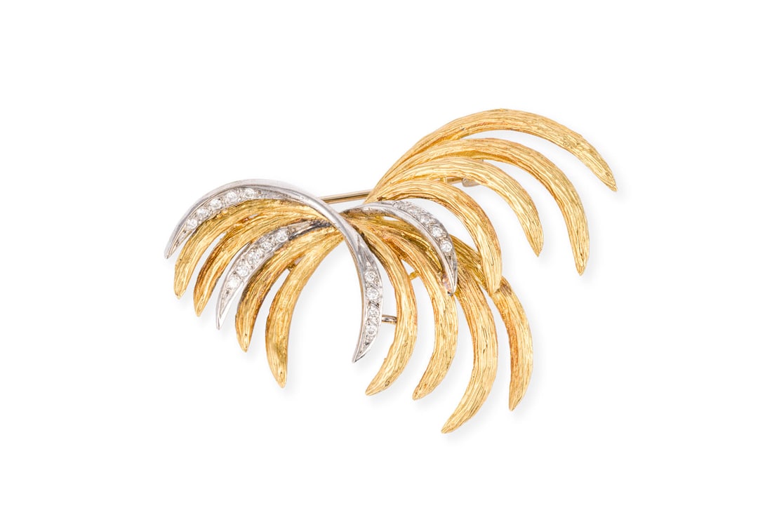SCHWUNGVOLLE FEDERN BROSCHE: SCHWUNGVOLLE FEDERN BROSCHE WG/GG 750. Masse: ca. 50,7 x 33,3 mm. Ges.-Gew.: ca. 15,3 g. Brosche, besetzt mit 20 Brillanten zus. ca. 0.15 ct.
