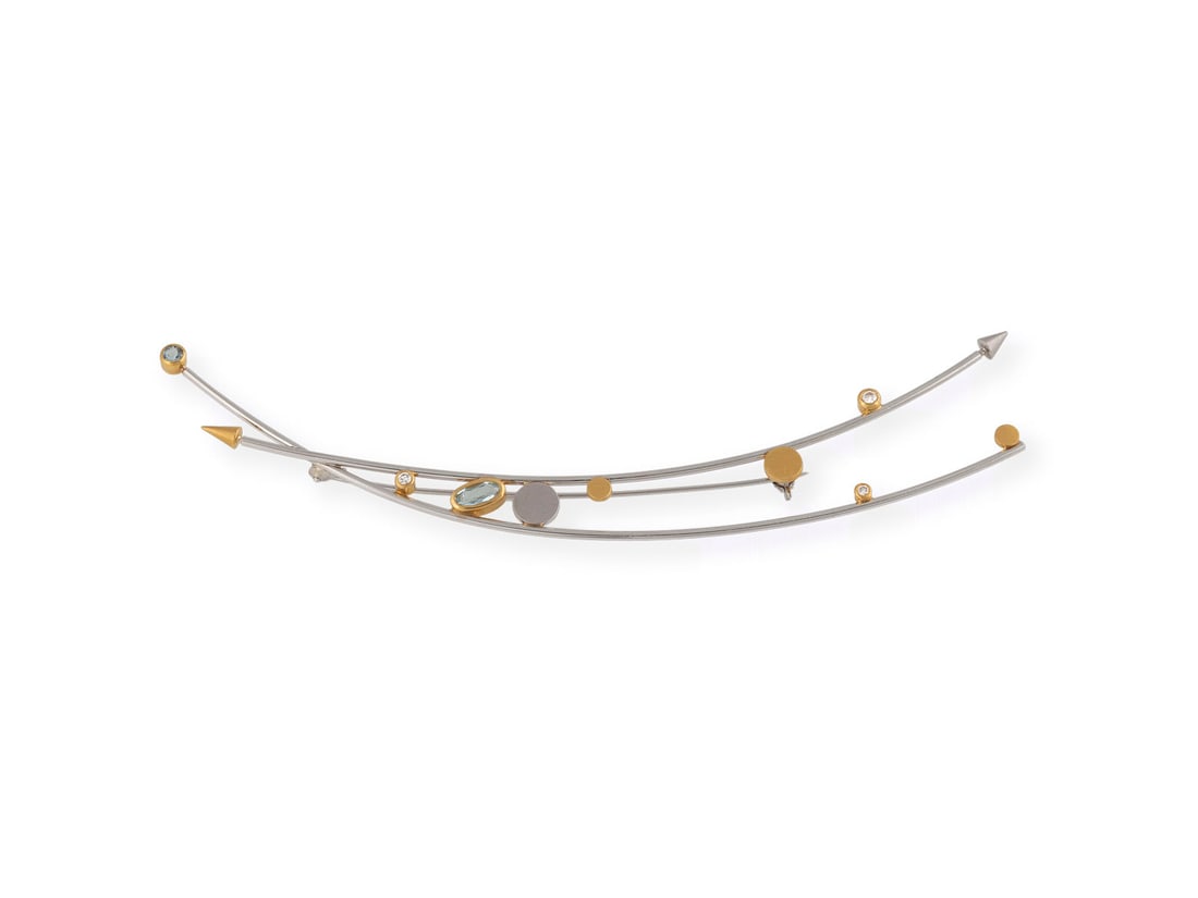 DESIGN BROSCHE: DESIGN BROSCHE GG/PT. L.: ca. 12,0 cm. Ges.-Gew.: ca. 12,2 g. Zwei Aquamarine, oval facettiert, ca. 0,25 ct. und rund facettiert, ca. 0,10 ct., drei Brillanten, zusammen ca. 0,08 ct. Gelbgold