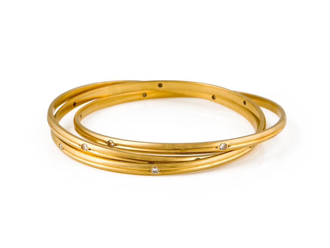 TRINITY DE 'CARTIER' BRILLANT ARMREIF: TRINITY DE 'CARTIER' BRILLANT ARMREIF GG 750. Groesse: 63. Ges.-Gew.: ca. 53,6 g. Armreif Trinity de Cartier mit Brillantbesatz zus. ca. 0.54 ct. TW/VVS-VS. Expertise: inkl. Original-Zertifikat von
