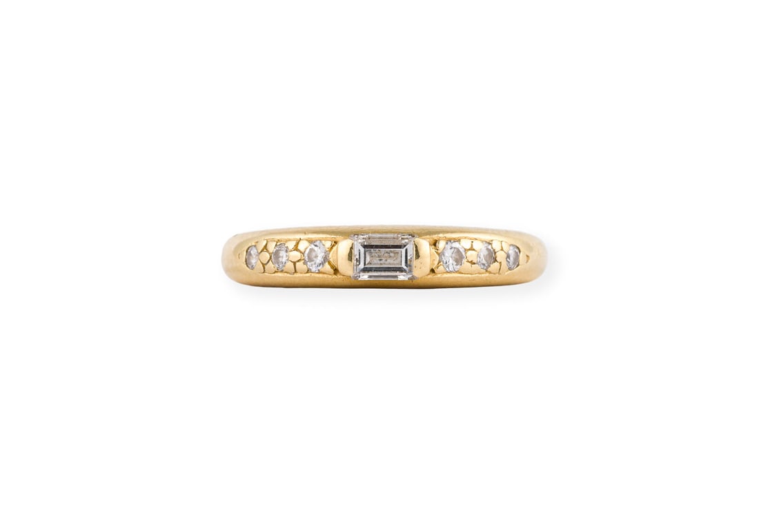 'CARTIER' DIAMANT RING: CARTIER' DIAMANT RING GG 750. Ringmass: ca. 52. Ringbreite: ca. 3,8 mm. Ges.-Gew.: ca. 2,4 g. Ring von Cartier, besetzt mit Diamanten im Brillant- und Baguetteschliff zus. ca. 0.16 ct. Inkl. orig. Box