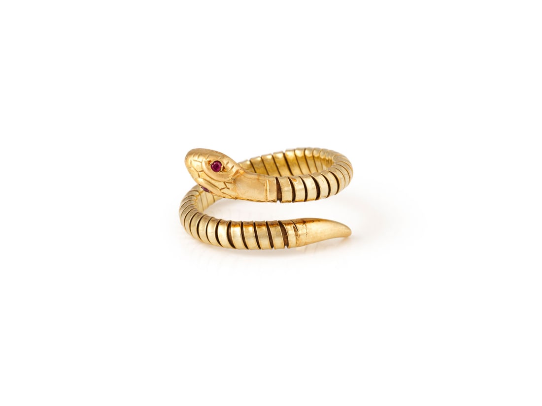 SCHLANGEN RING: SCHLANGEN RING GG 585. Ringmass: ca. 61. Ges.-Gew.: ca. 5,0 g. Biegbarer Schlangenring, besetzt mit 2 Rubinen als Augen.