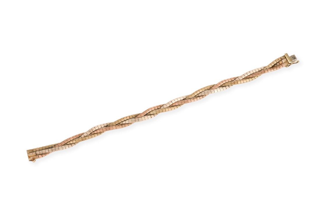3-STRAENGIGES TRICOLOR ARMBAND: 3-STRAENGIGES TRICOLOR ARMBAND WG/RG/GG 333. Masse: L.: ca. 19,0 cm. B.: ca. 8,0 mm. Ges.-Gew.: ca. 16,2 g. 3-Straengiges, mattiertes Armband in Tricolor. Kastenschloss mit Sicherheitsacht. Min ber.