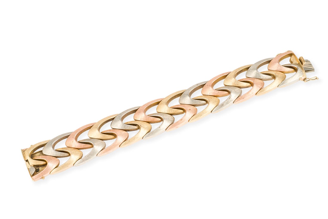 MASSIVES TRICOLOR ARMBAND: MASSIVES TRICOLOR ARMBAND RG/GG/WG 585. Masse: L.: ca. 19,0 cm. B.: ca. 23,8 mm. Ges.-Gew.: ca. 64,3 g. Armband aus schwungvollen Elementen mit einer mattierten und ziselierten Oberflaeche.
