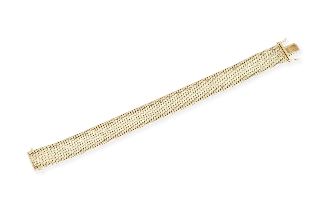 FLACHES GOLD ARMBAND: FLACHES GOLD ARMBAND GG 585. L.: ca. 19,0 cm. B.: ca. 14,6 mm. Ges.-Gew.: ca. 32,2 g. Armband. Kastenschloss mit doppelter Sicherheitsacht.