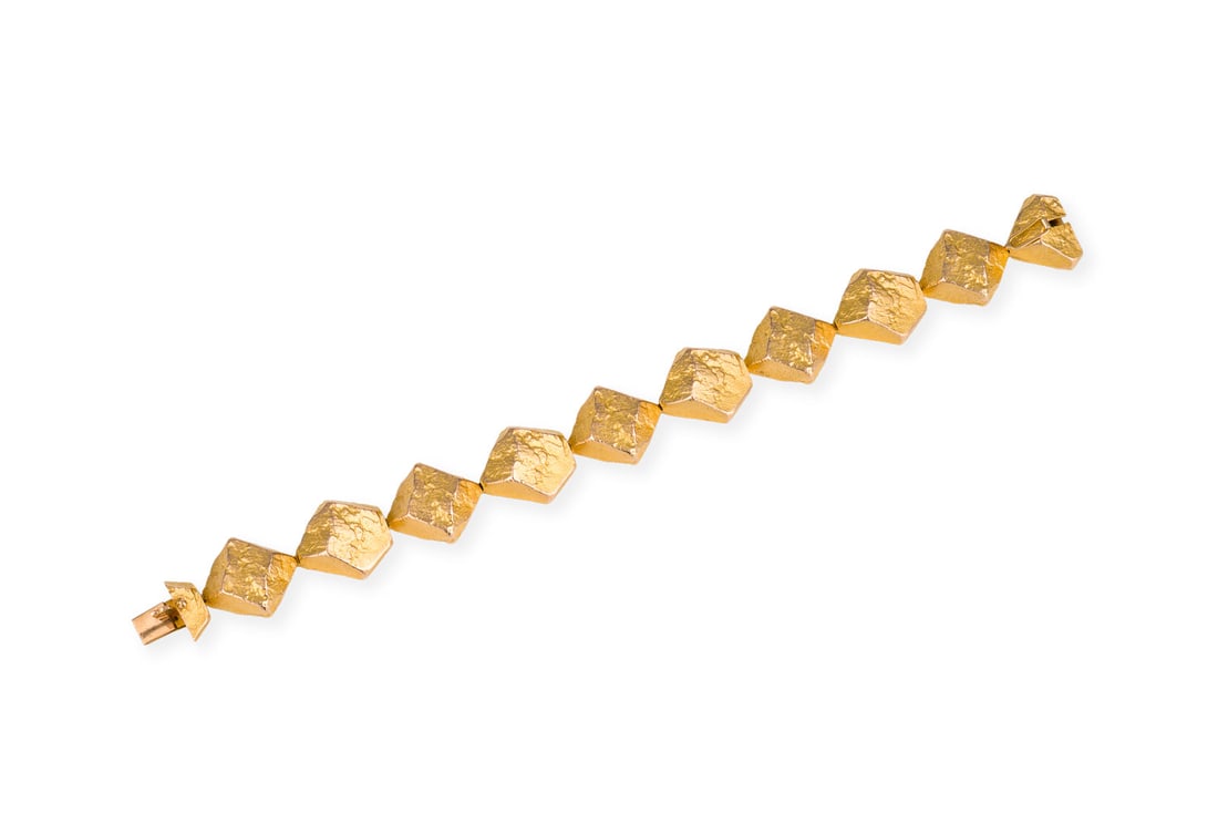 GOLD ARMBAND: GOLD ARMBAND GG 585. Masse: L.: ca. 19,0 cm. B.: ca. 17,5 mm. Ges.-Gew.: ca. 39,7 g. Armband mit Rohstein-inspirierten Goldelementen und mattierter Oberflaeche. Kastenschloss mit Sicherheitsacht.