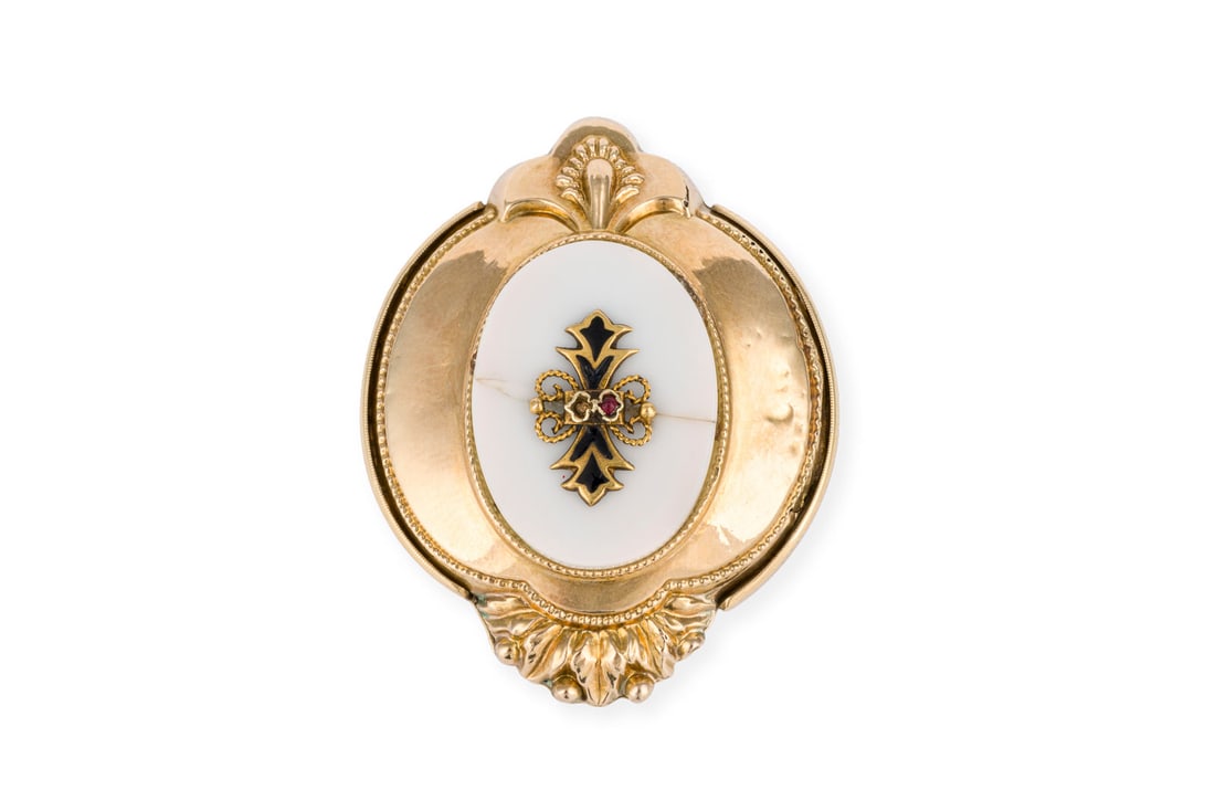 DEKORATIVE BROSCHE: DEKORATIVE BROSCHE GG 585. Masse: ca. 40,2 x 32,3 mm. Ges.-Gew.: ca. 14,9 g. Brosche im Biedermeier-Stil mit einer zentralen, ovalen Platte aus wohl weissem Onyx (gerissen). Ein Stein fehlt. Min ber u