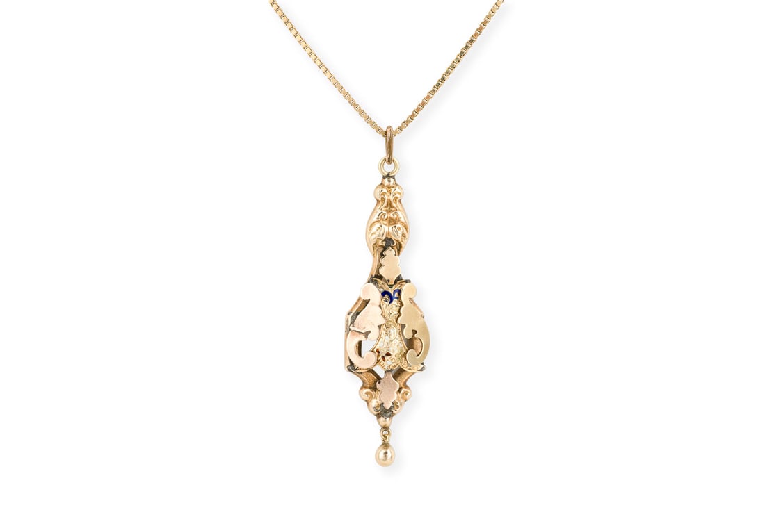 COLLIER MIT EMAILLIERTEM ANHAENGER: COLLIER MIT EMAILLIERTEM ANHAENGER GG 333/585 (getestet). L.(Collier): ca. 75,0 cm. Staerke: ca. 1,15 mm. Ges.-Gew.: ca. 9,3 g. Venezianercollier mit Emailliertem Anhaenger aus dem 19. Jh. Masse