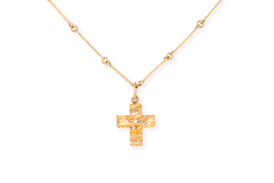 'LAPPONIA' KREUZ COLLIER: LAPPONIA' KREUZ COLLIER GG 585. L.: ca. 46,0 cm. Ges.-Gew.: ca. 5,0 g. Brutalistischer Kreuz-Anhaenger an mattiertem Collier von 'Lapponia.