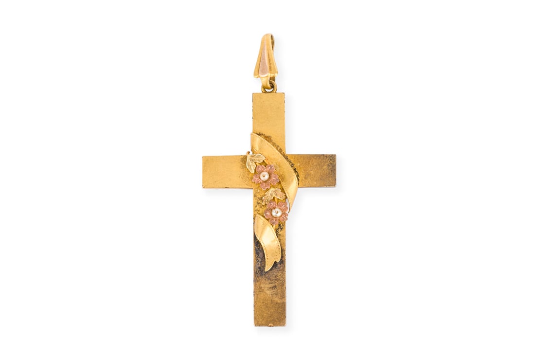 FLORALER KREUZ ANHAENGER: FLORALER KREUZ ANHAENGER GG 585 (getestet). Masse: ca. 72,4 x 32,8 mm. Ges.-Gew.: ca. 7,9 g. Kreuzanhaenger mit floralen Details und zwei kleinen Perlen (D.: ca. 2,2 mm).