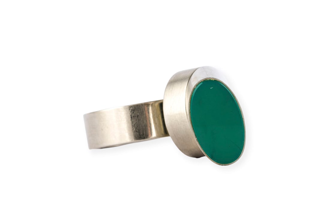 KINETISCHER DESIGN RING: KINETISCHER DESIGN RING WG 750. Ringmass: ca. 60. Ges.-Gew.: ca. 14,5 g. Mattierter, kinetischer Ring mit Chrysopras.