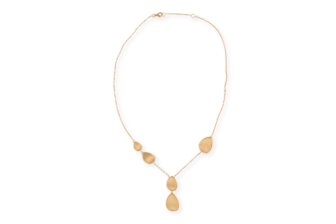 FEINES MODERN DESIGN COLLIER: FEINES MODERN DESIGN COLLIER GG 750. L.; ca, 41,0 cm. mit 3,0 cm Verlaengerung. Ges.-Gew.: ca. 7,1 g. Modernes Collier, bestehend aus einer Kette und Gold-Elementen in organischen Tropfenformen.
