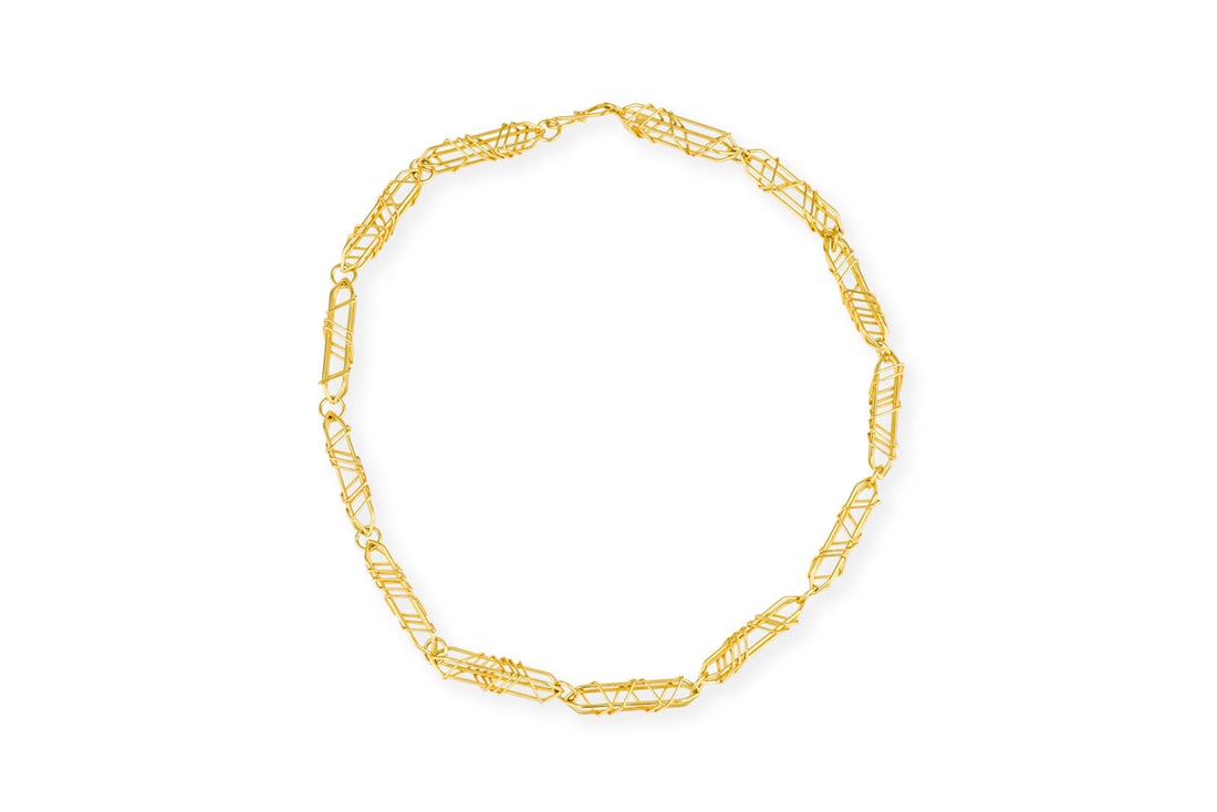 FUTURISTISCHES DRAHTCOLLIER: FUTURISTISCHES DRAHTCOLLIER GG 750. L.: ca. 41,0 cm. B.: ca. 7,0 mm. Ges.-Gew.: ca. 21,7 g. Futuristisches Drahtcollier. S-Haken-Verschluss.