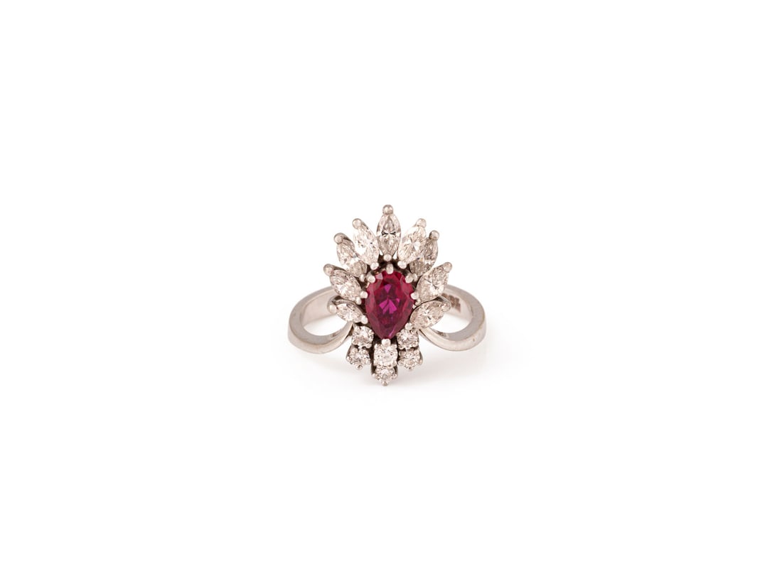 RUBIN DIAMANT RING: RUBIN DIAMANT RING WG 750. Ringmass: ca. 51. Ringkopfmasse: ca. 17,3 mm x 12,0 mm. Ges.-Gew.: ca. 4,6 g. Ring, besetzt mit einem zentralen Rubin von ca. 0.55 ct., sowie Diamanten im Brillant- und Nave