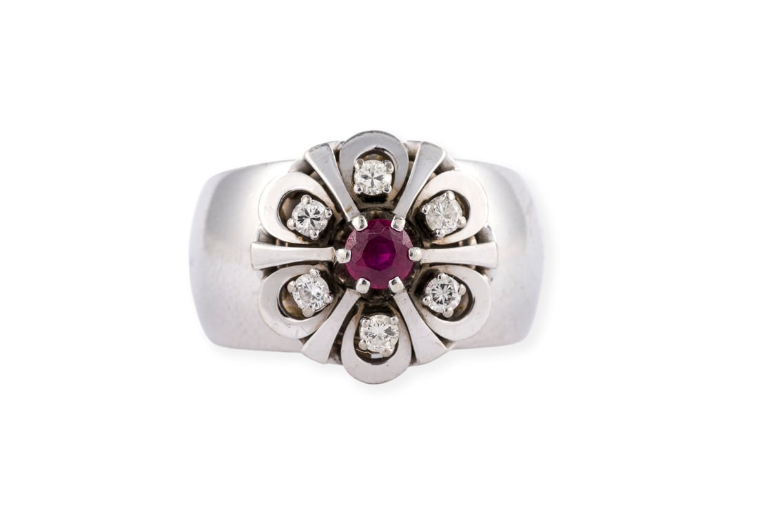 MASSIVER BLUETEN RING: MASSIVER BLUETEN RING WG 585. Ringmass: ca. 55. Ringbreite: ca. 16,3 mm. Ges.-Gew.: ca. 27,8 g. Ring, besetzt mit einem zentralen Rubin von ca. 0.30 ct. und Brillanten zus. ca. 0.30 ct.