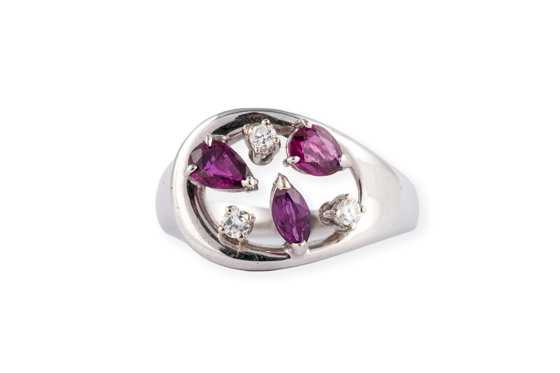 MODERNER RING: MODERNER RING WG 750. Ringmass: ca. 55. Ringbreite: ca. 12,5 mm. Ges.-Gew.: ca. 6,1 g. Ring, besetzt mit 3 Violetten Farbsteinen - wohl Rhodolith und Brillanten zus. ca. 0.05 ct.