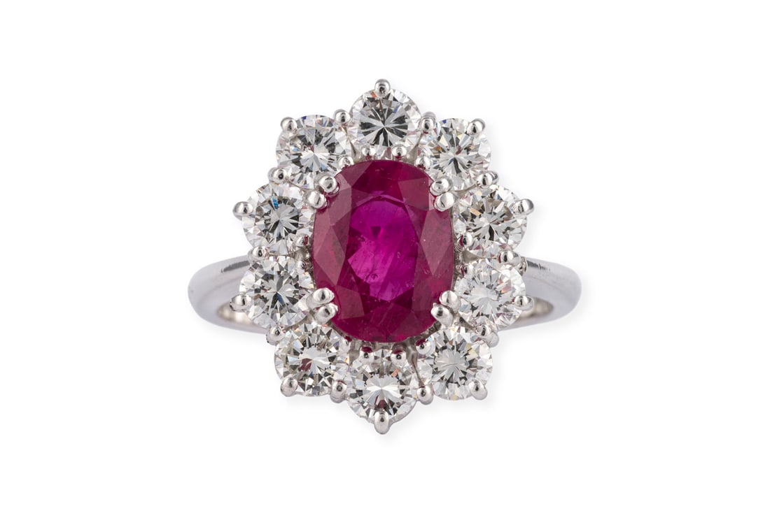 RUBIN ENTOURAGE RING: RUBIN ENTOURAGE RING PT 950. Ringmass. ca. 51. Ringkopfmasse: ca. 17,2 x 14,6 mm. Ges.-Gew.: ca. 6,2 g. Ring, besetzt mit einem zentralen Rubin von ca. 1.95 ct. und einem Kranz aus Brillanten zus. ca.