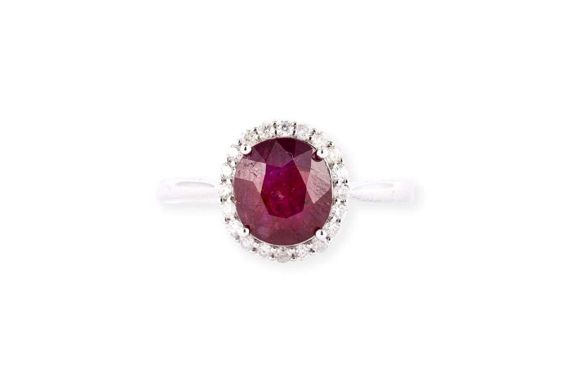 RUBIN ENTOURAGE RING: RUBIN ENTOURAGE RING PT 900. Ringmass: ca. 54. Ringkopfmasse: ca. 10,6 x 9,9 mm. Ges.-Gew.: ca. 3,6 g. Ring, besetzt mit einem zentralen Rubin von ca. 2.22 ct. in der Farbe 'Deep Pinkish Red' -