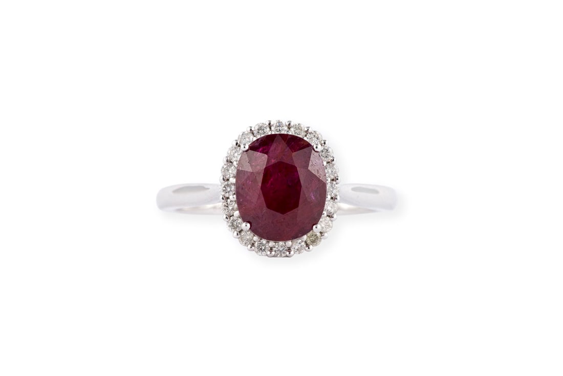 HALO RUBIN RING: HALO RUBIN RING PT 900. Ringmass: ca. 54. Ringkopfmasse: ca. 11,2 x 10,0 mm. Ges.-Gew.: ca. 4,1 g. Ring, besetzt mit einem zentralen Rubin von ca. 3.34 ct. Schliff: Cushion Mixed Cut. Farbe: Vivid/Dee