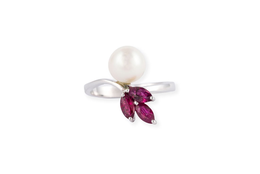 PERLEN RUBIN RING: PERLEN RUBIN RING WG 750. Ringmass: ca. 52. Ges.-Gew.: ca. 3,3 g. Ring, besetzt mit 3 Rubinen im Navetteschliff und einer Perle (D.: ca. 7,5 mm)