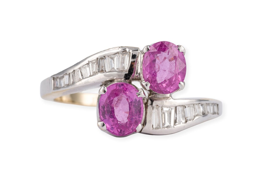 TOI ET MOI SAPHIR RING: TOI ET MOI SAPHIR RING WG 750. Ringmass: ca. 57. Ringkopfmasse: ca. 10,7 x 10,5 mm. Ges.-Gew.: ca. 4,4 g. Ring, besetzt mit zwei pinken Saphiren zus. ca. 1.60 ct. und Diamanten im Baguette- und