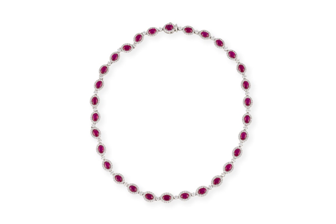 BURMA RUBIN COLLIER: BURMA RUBIN COLLIER WG 750. L.: 39,5 cm. Ges.-Gew.: ca. 29,5 g. Collier aus Knospenfoermigen Rubinen, zus. ca. 16.75 ct., sowie Brillanten zus. ca. 6.87 ct.
