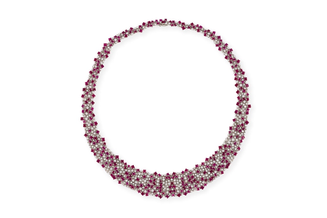 RUBIN BRILLANT COLLIER: RUBIN BRILLANT COLLIER WG 750. L.: ca. 46,0 cm. Ges.-Gew.: ca. 81,1 g. Modernes Collier reichlich besetzt mit Rubinen zus. ca. 44.24 ct. und Brillanten zus. ca. 10.36 ct.