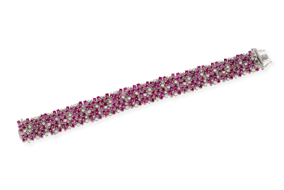 RUBIN BRILLANT ARMBAND: RUBIN BRILLANT ARMBAND WG 750. L.: ca. 18,5 cm. Ges.-Gew.: ca. 42,0 g. Modernes Armband, reichlich besetzt mit Rubinen zus. ca. 22.93 ct. und Brillanten zus. ca. 3.09 ct.