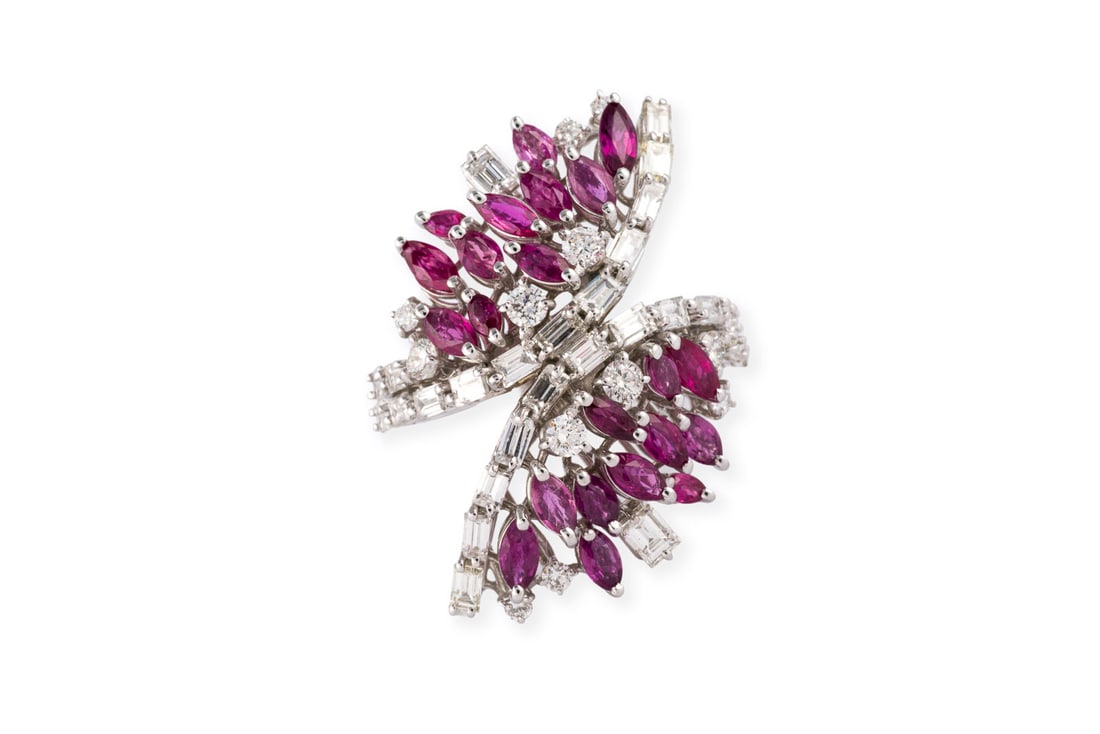 RUBIN COCKTAIL RING: RUBIN COCKTAIL RING WG 750. Ringmass: ca. 55. Ges.-Gew.: ca. 10,5 g. Eleganter und moderner Ring, besetzt mit Rubinen zus. ca. 2.77 ct. und Diamanten in Brillant- und Baguetteschliff zus. ca. 2.34 ct.
